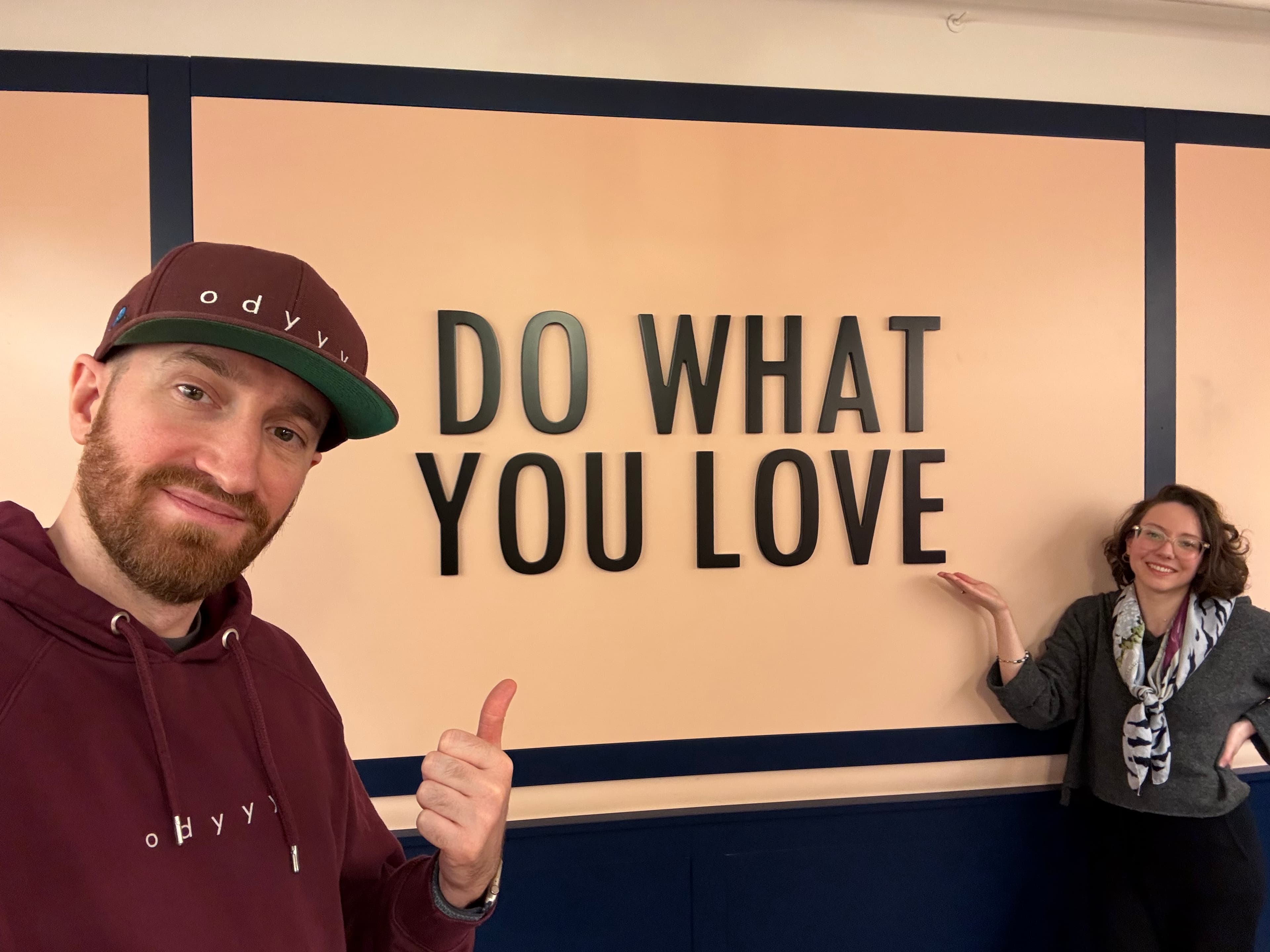 Laurent Loukopoulos et Rachel Desmoulins devant un mur portant l'inscription Do what you love